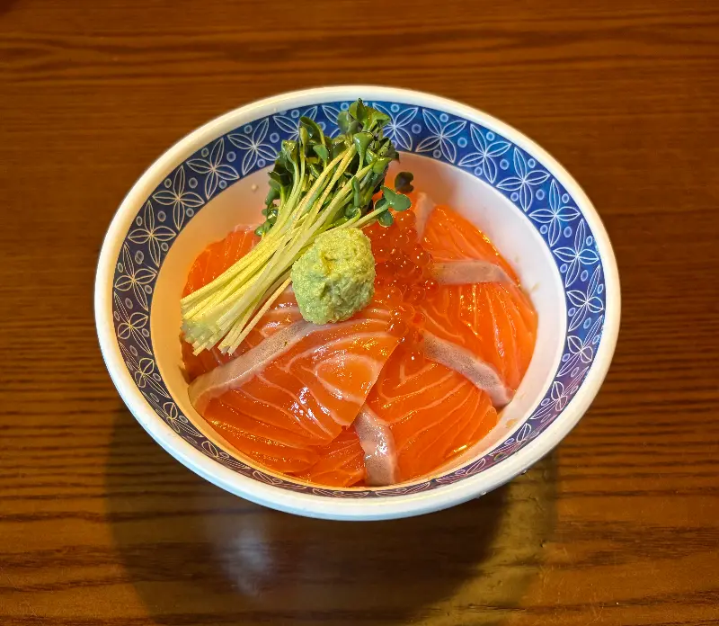 싱싱한 연어가 가득한 덮밥