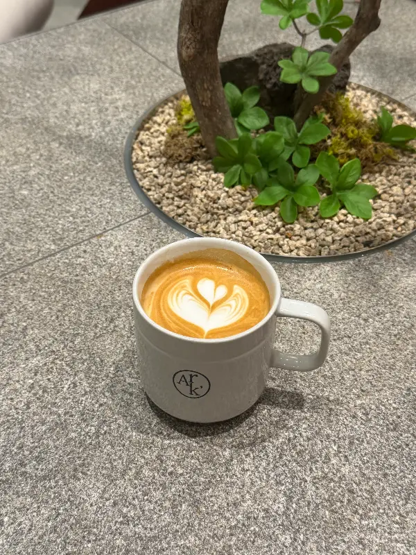 하트 모양 라떼 아트가 인상적인 따뜻한 라떼