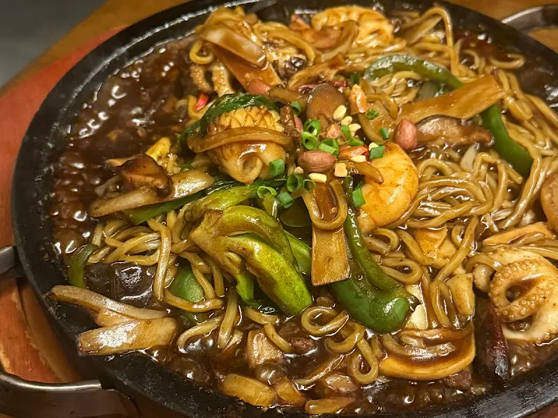 돌판 위에서 지글거리는 해물 돌짜장