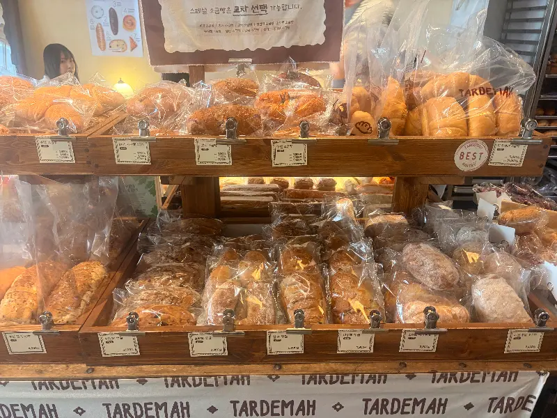 빵이 가득 진열된 쇼케이스