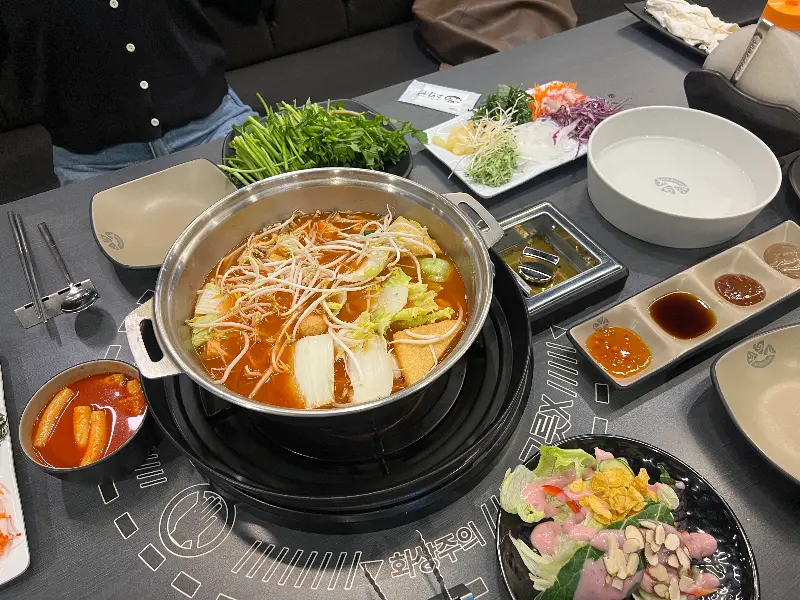 샤브샤브와 샐러드바 음식