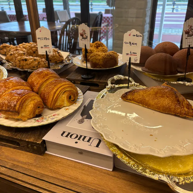쇼케이스 안의 다양한 빵들