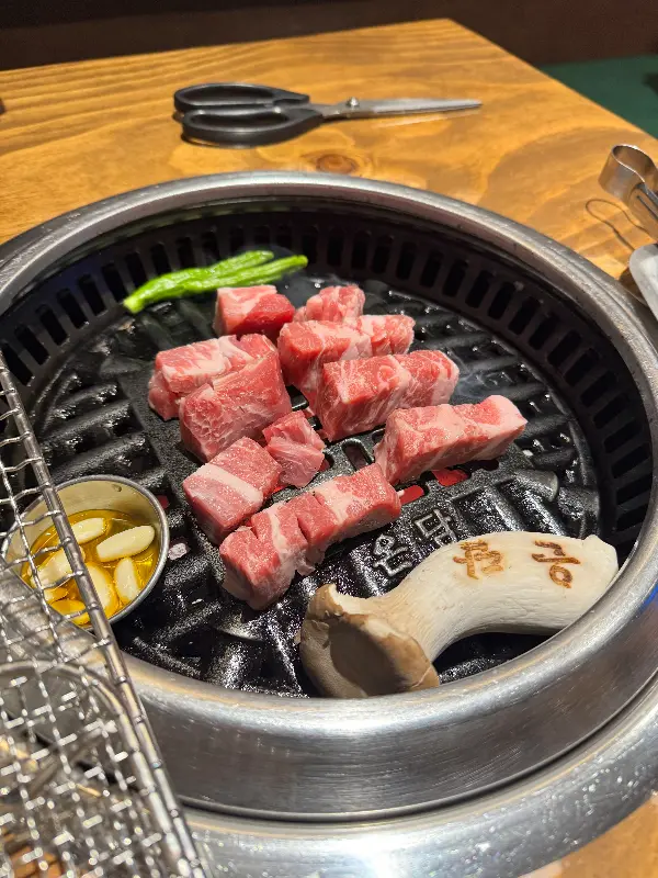 잘 구워진 직각 목살과 구운 버섯