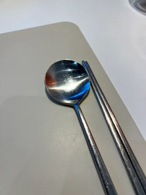 깔끔하게 정돈된 테이블 세팅