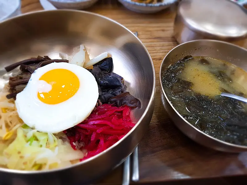 푸짐하게 차려진 비빔밥 정식