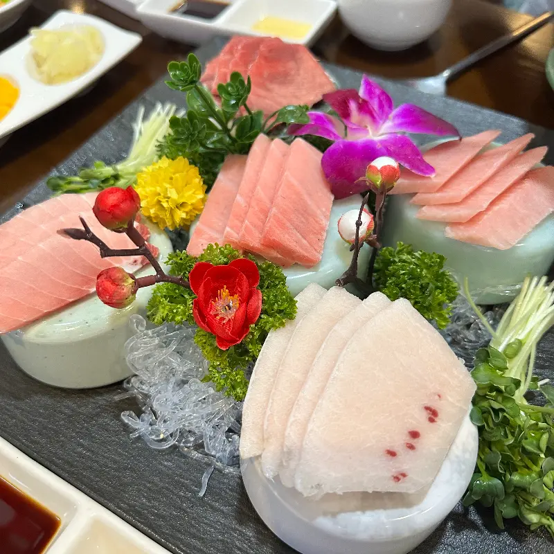 예술적인 참치 플레이팅