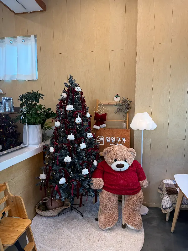 크리스마스 트리와 곰인형