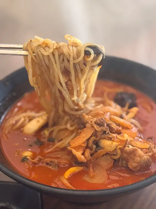 젓가락으로 집어 올린 짬뽕 면발과 건더기