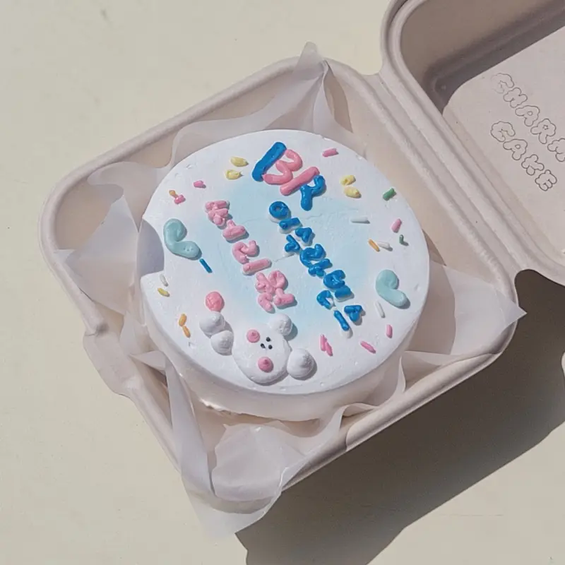 파스텔톤 색감이 돋보이는 케이크