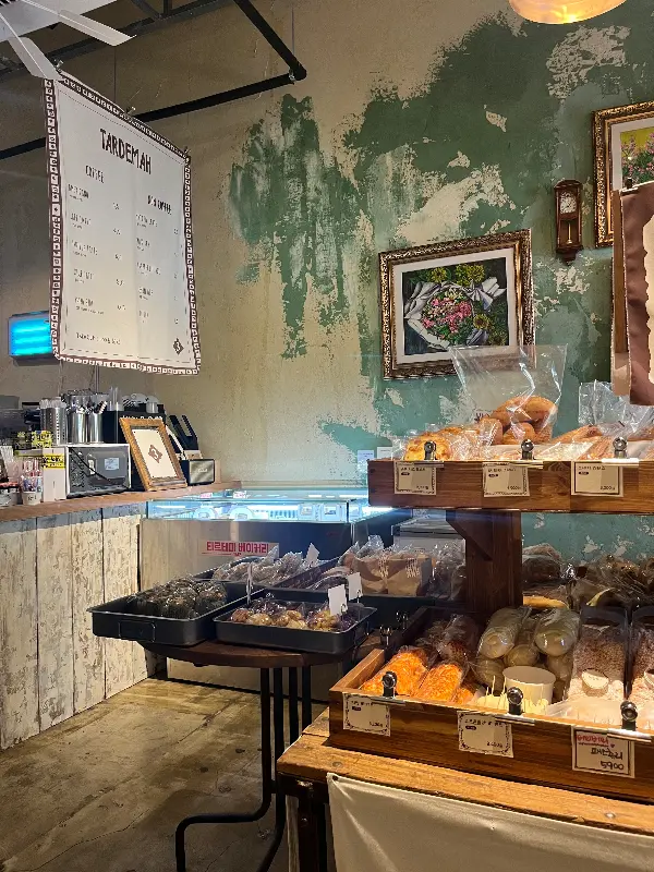 타르데마 베이커리의 내부 인테리어