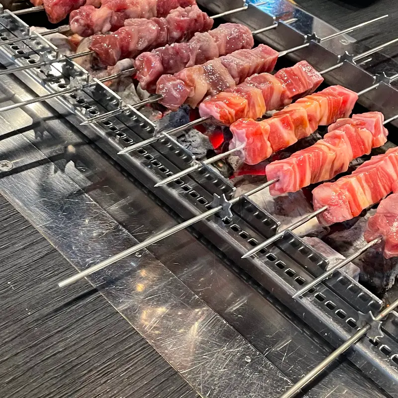 숯불 위에서 익어가는 양꼬치
