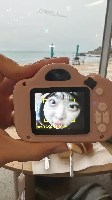 소형 카메라에 담긴 귀여운 셀카