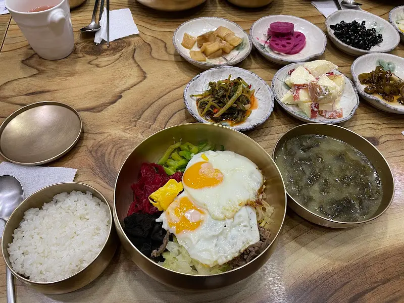 비빔밥, 미역국, 밥 한 공기가 함께 나오는 정식