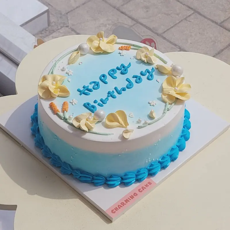 화려한 장식이 돋보이는 케이크