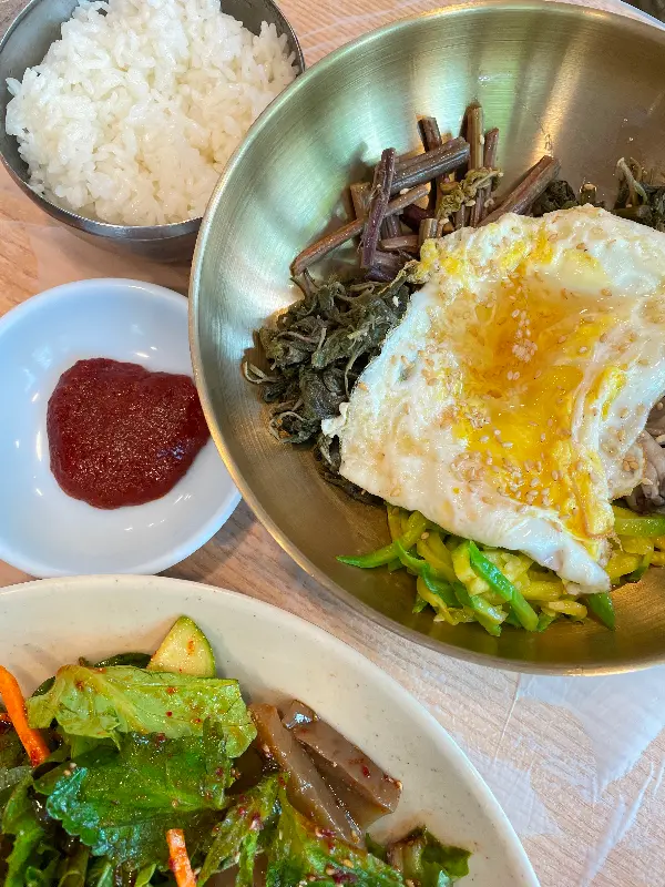 푸짐한 산채비빔밥 한 상