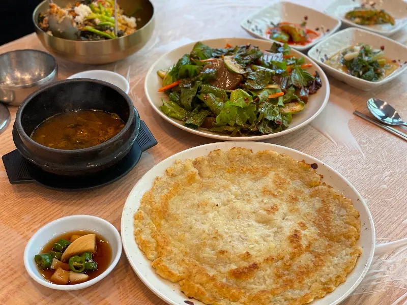 동원식당의 푸짐한 한 상 차림