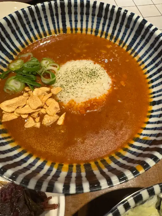 푸짐하고 맛있어 보이는 토마토 카레