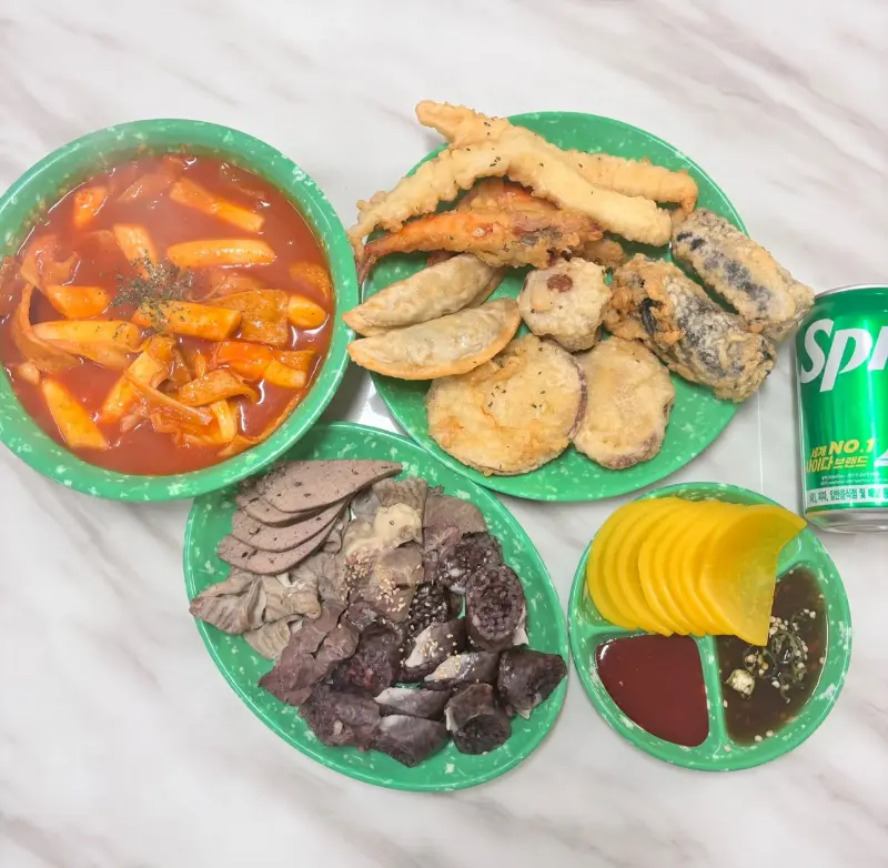 수라간 떡볶이 한 상 차림