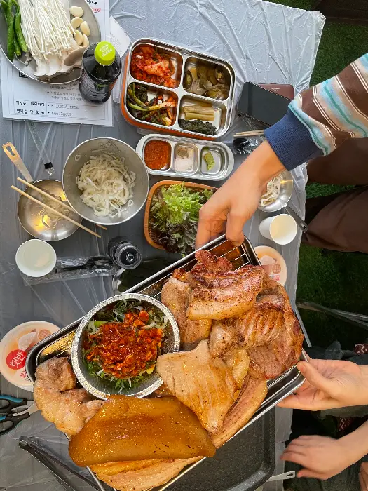 다양한 밑반찬과 쌈 채소