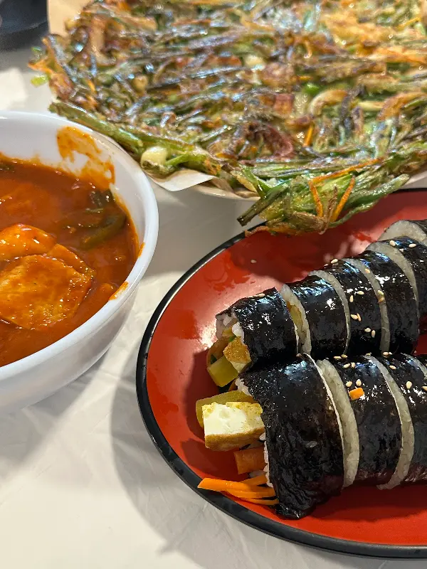 김밥, 떡볶이, 해물파전의 조화