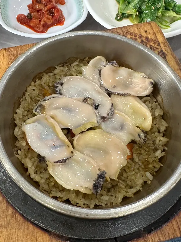 전복이 듬뿍 올라간 전복솥밥