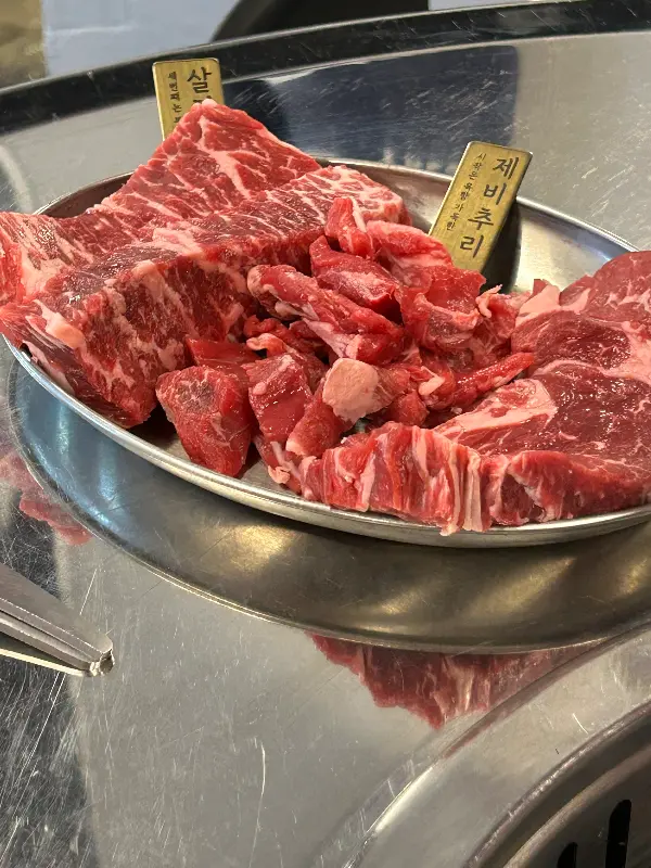 환상적인 마블링을 자랑하는 홍대장 모듬 소고기