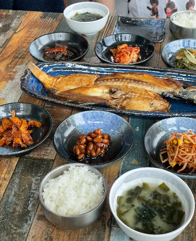 윤기가 흐르는 생선구이 정식