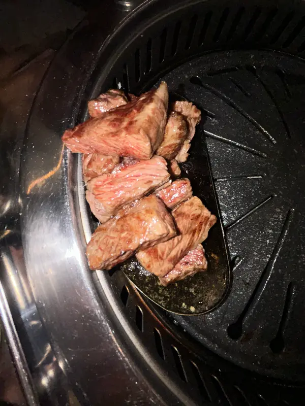 맛있는 식사를 마치고 나오는 길, 행복한 미소가 절로 지어졌다