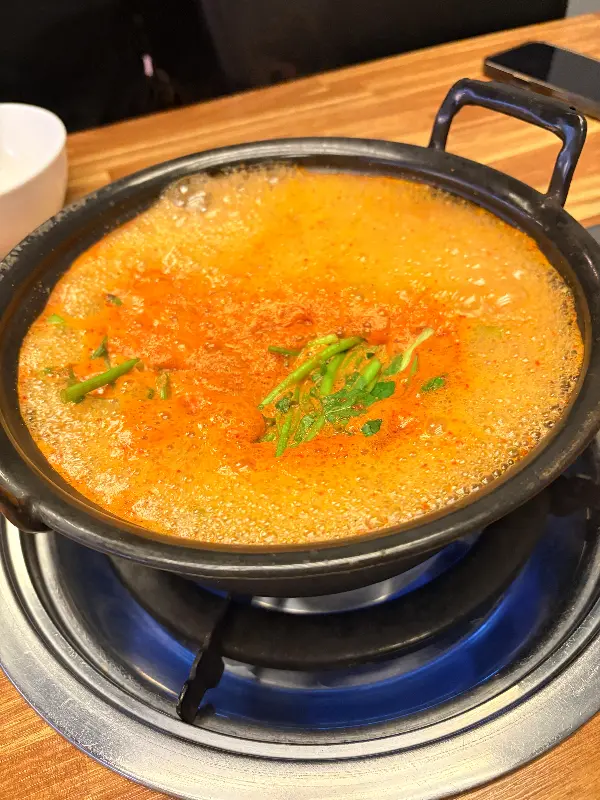 등촌샤브칼국수의 얼큰한 육수
