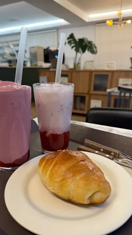 딸기 음료와 빵