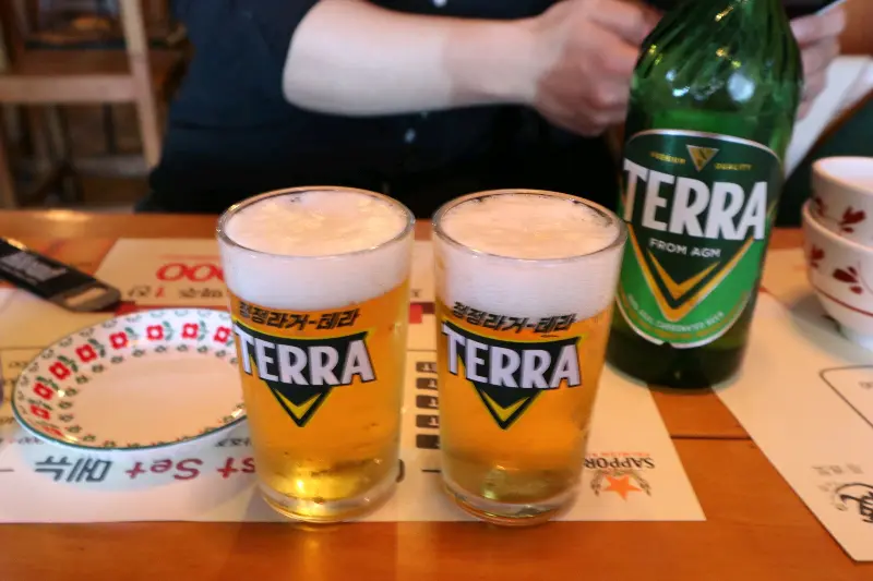 생맥주 두 잔이 테이블 위에 놓여 있는 모습. 시원한 맥주가 갈증을 해소해 줄 것 같다.