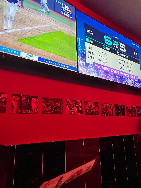 스테이츠 내부: 야구 중계를 시청할 수 있는 스크린이 설치되어 있다.