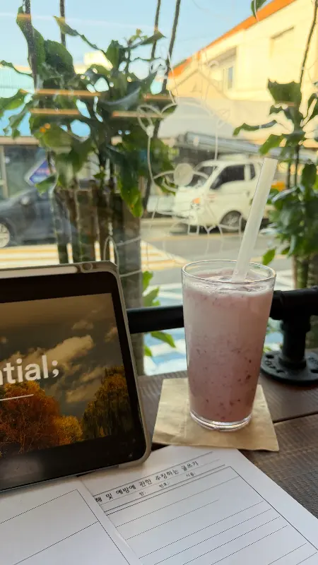 창밖 풍경과 딸기 스무디