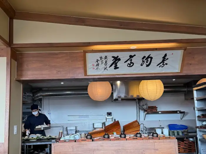 식당 내부와 주방 모습
