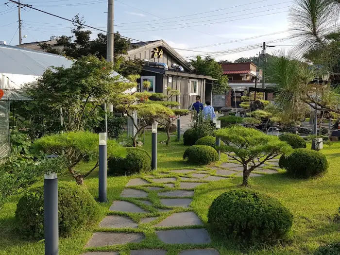 잘 가꿔진 정원과 돌길, 그리고 조명