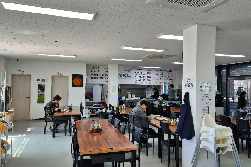 넓은 매장 내부