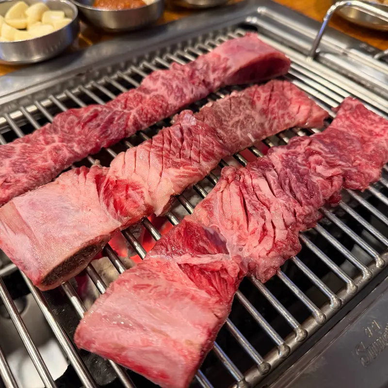 숯불 위 양념갈비