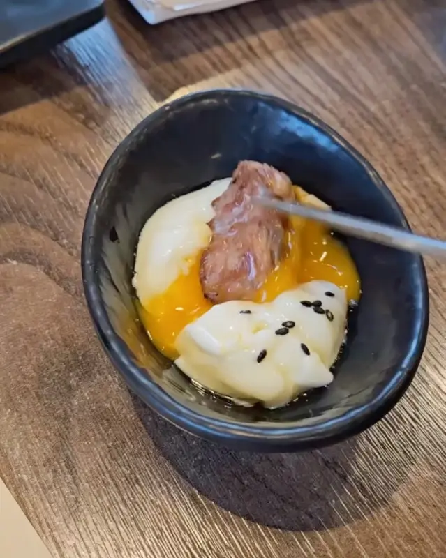 수란에 찍어먹는 고기