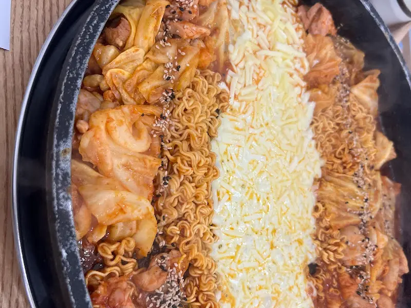 닭갈비, 라면, 치즈, 양배추의 조화