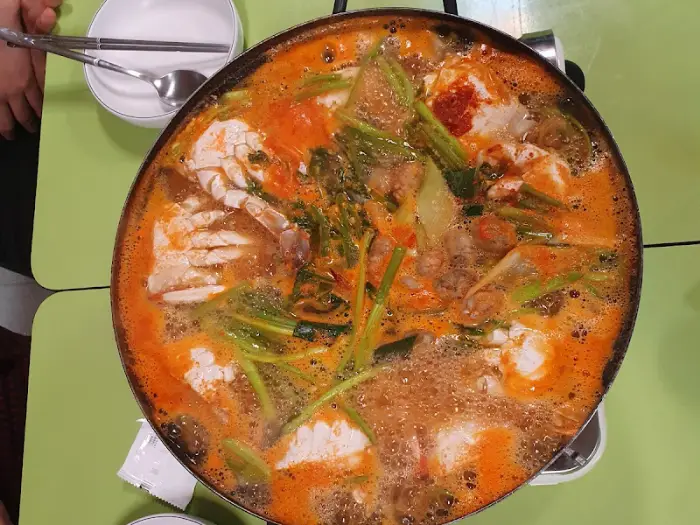 보글보글 끓고 있는 꽃게탕의 모습.