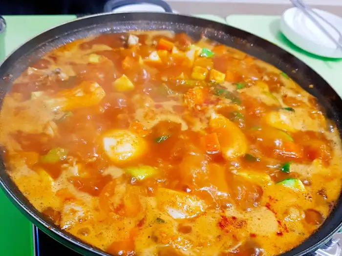 김치찜 또는 찌개 요리의 일부 모습.