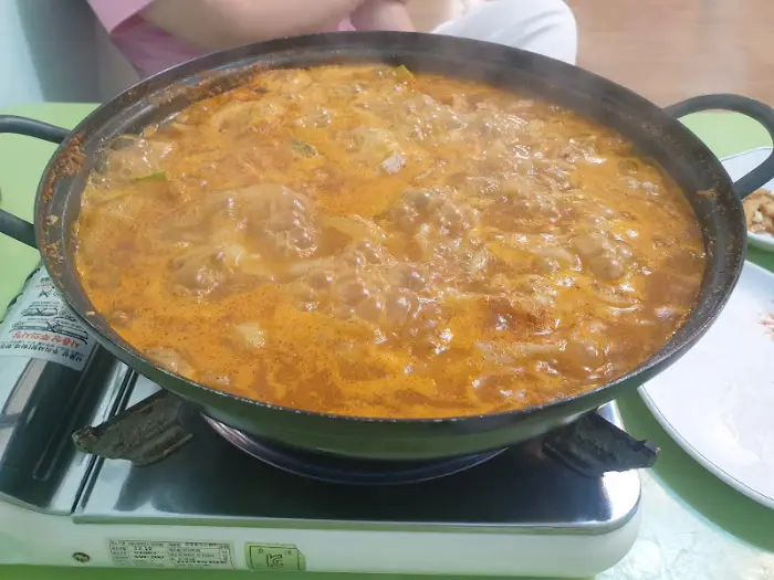 끓고 있는 닭볶음탕 또는 유사한 탕 요리의 모습.