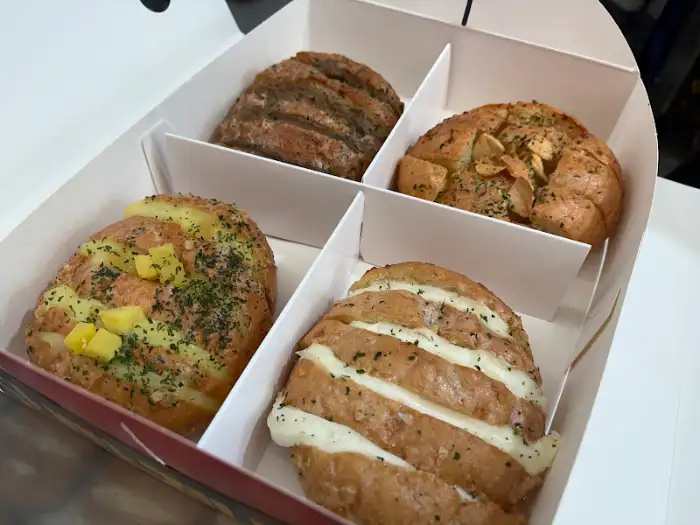 네 가지 맛이 담긴 단빵 제빵소 세트 박스