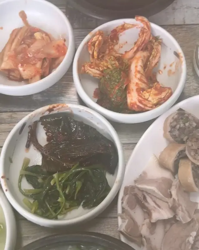 다채로운 밑반찬 라인업