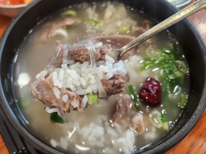 밥과 갈비를 함께 떠낸 모습