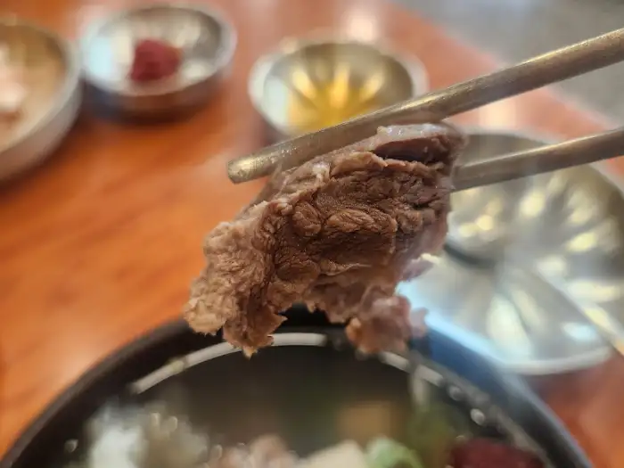 집게로 집은 갈빗살