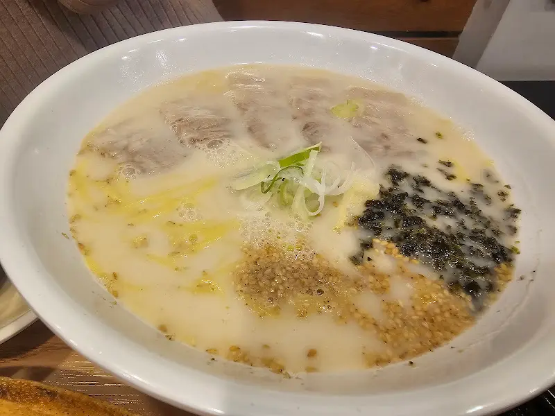 뽀얀 국물이 인상적인 사골고기국수