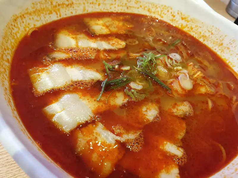 매콤한 양념이 식욕을 자극하는 얼큰고기국수