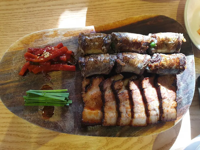 아름다운 비주얼을 자랑하는 돔베수육과 돔베순대