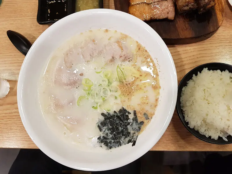 깔끔하고 조용한 분위기의 매장 내부